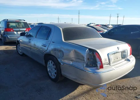 2009 Lincoln Town Car Signature Limited from USA, damaged, VIN 2LNHM82V89X617073